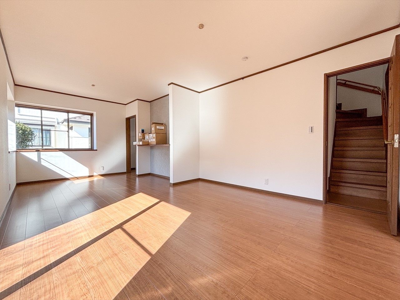 【リビング】ソファーやテーブルを置いても充分な広さを保てます♪※リフォーム後写真（2026年2月撮影）