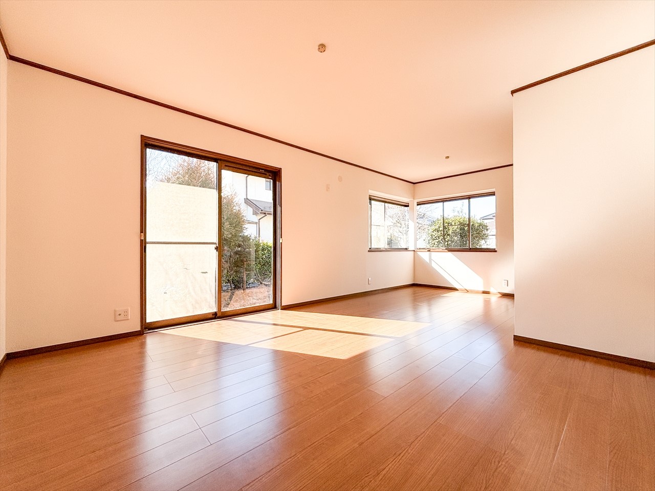 【リビング】窓から光が差し込む過ごしやすいリビング♪※リフォーム中写真（2025年12月撮影）