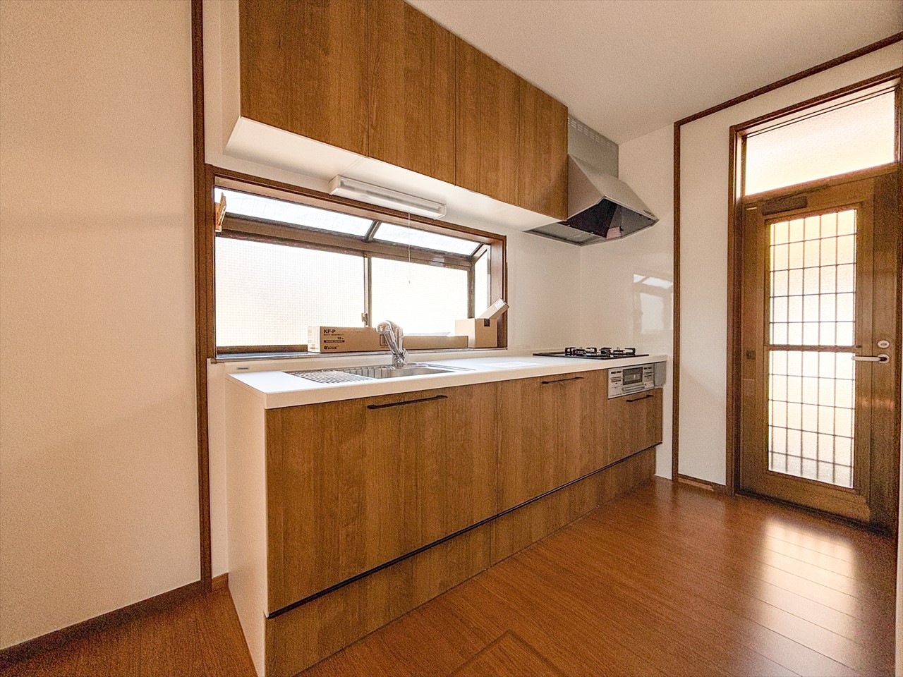 【キッチン】床になじむ木目調の新しいキッチンにリフォームしました♪※リフォーム後写真（2026年2月撮影）