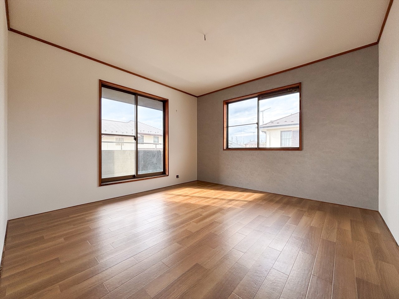 【2F洋室8帖】2面採光で陽当り良好！寝室にピッタリの広さです♪※リフォーム後写真（2026年2月撮影）