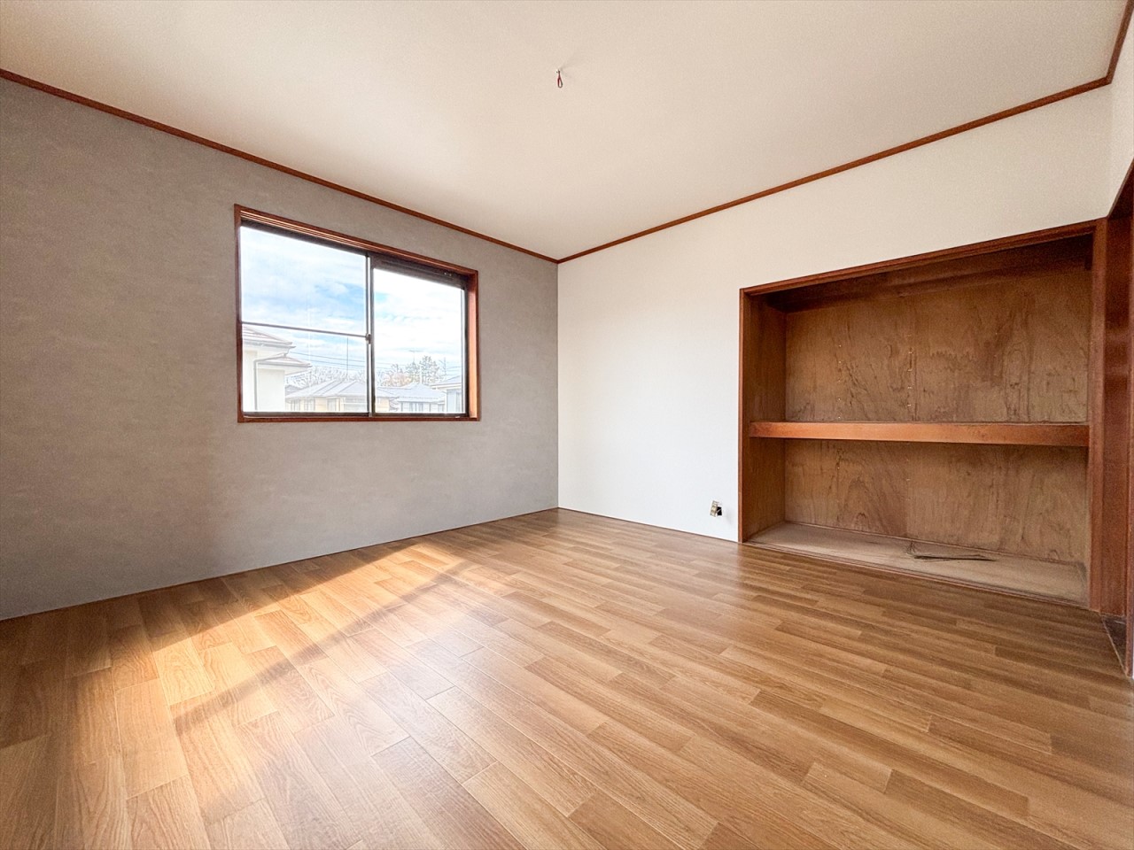 【2F洋室8帖】たっぷりの収納付きなのでお部屋をいつでもスッキリ保てます♪※リフォーム中写真（2025年12月撮影）