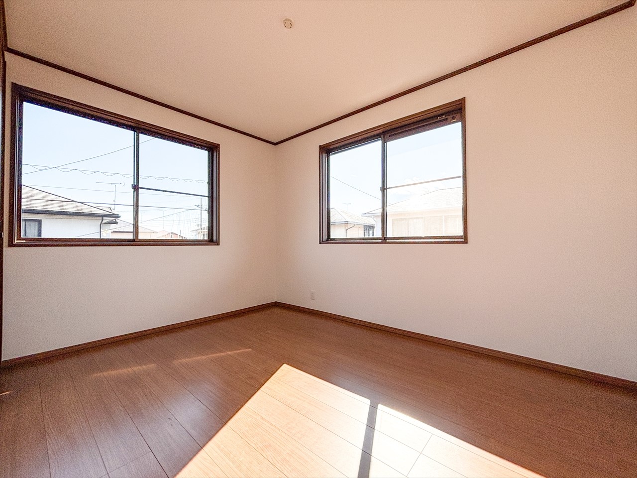 【2F洋室南東6帖】各居室6帖以上の広さがあるので、家具を置いてもゆとりを保てます♪※リフォーム後写真（2026年2月撮影）