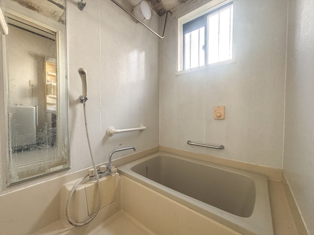 【浴室】窓のある浴室なので空気の入れ替えも楽ちんです♪手すりが付いているので、足腰の弱い方でも入浴がしやすくなっています♪(2025年11月撮影）