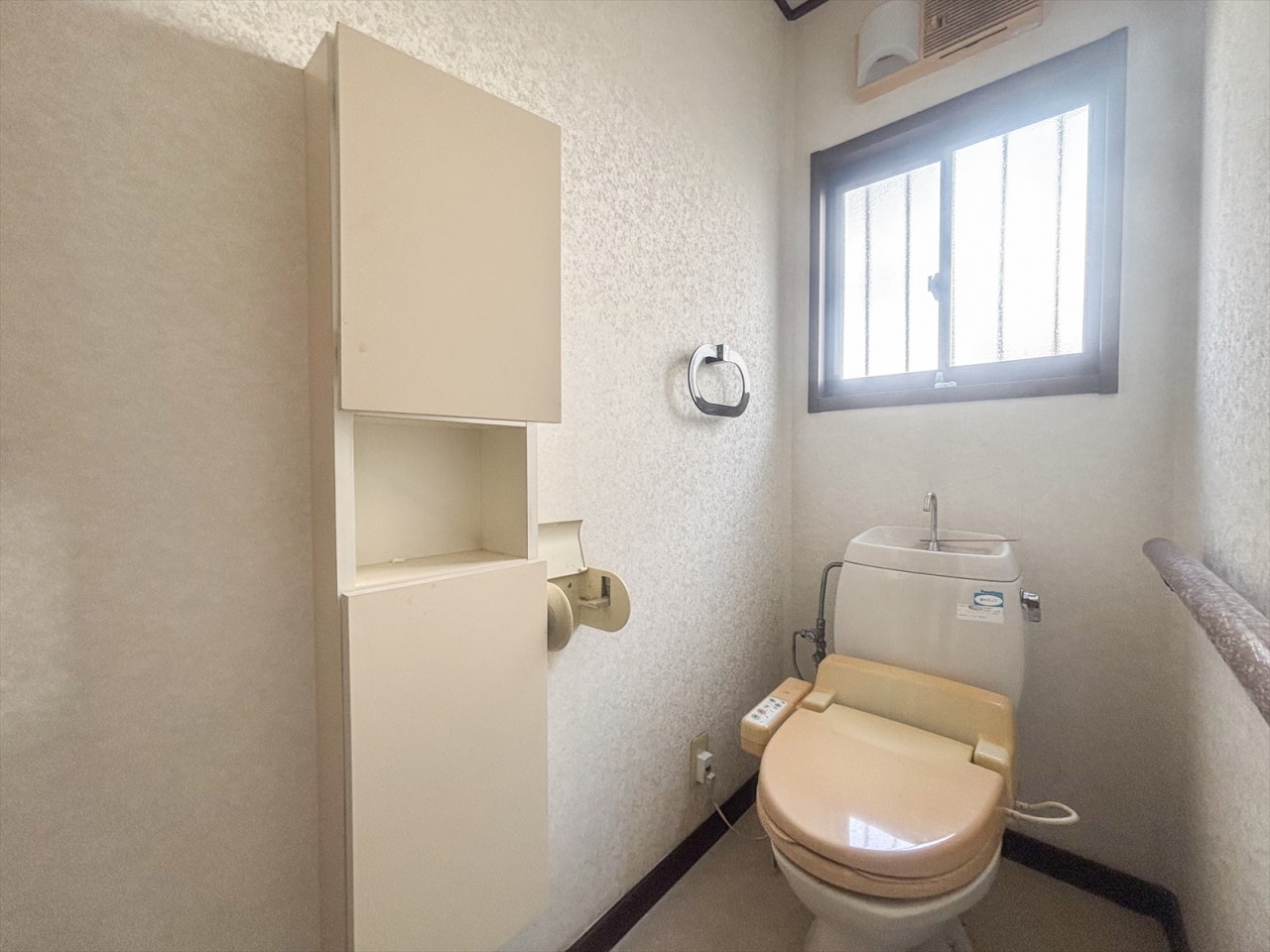 【トイレ】トイレは1階と2階にございます♪両方とも窓が付いているので、お掃除の際の空気の入れ替えも楽ちんです♪（2025年11月撮影）