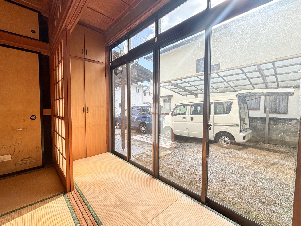 【縁側】日当たり良好の縁側♪洗濯物を干したりお昼寝をするのにぴったり！※リフォーム前写真（2025年11月撮影）