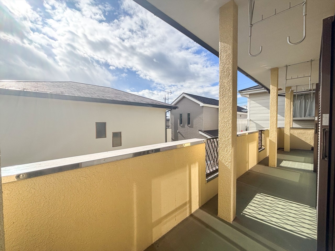 【バルコニー】お布団や洗濯物を沢山干せるバルコニー！※リフォーム前写真（2025年11月撮影）