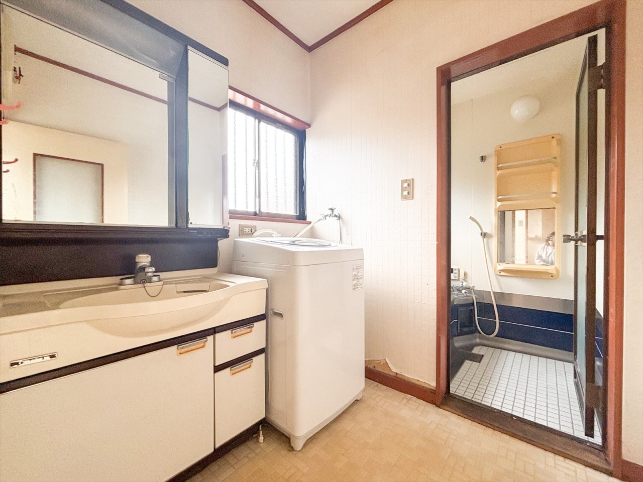 【洗面脱衣室】洗濯機を置いてもゆとりある広さの洗面脱衣室です！（2025年11月撮影）※リフォーム前写真