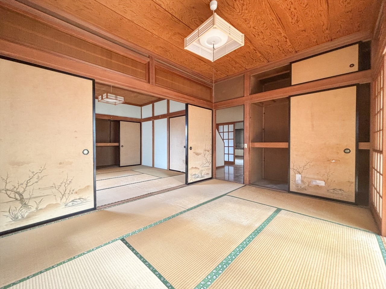 【1F南西和室】続き間の和室は襖を開くと奥行きのある空間になります♪※リフォーム前写真（2025年11月撮影）