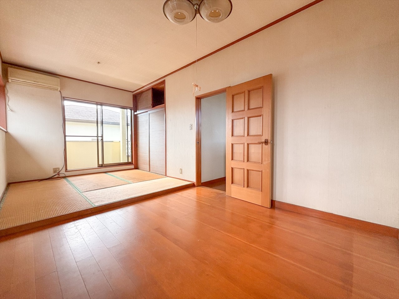 【2F東側洋室】広さがあるので家具を置いてもゆったりと過ごせます♪（2025年11月撮影）※リフォーム前写真