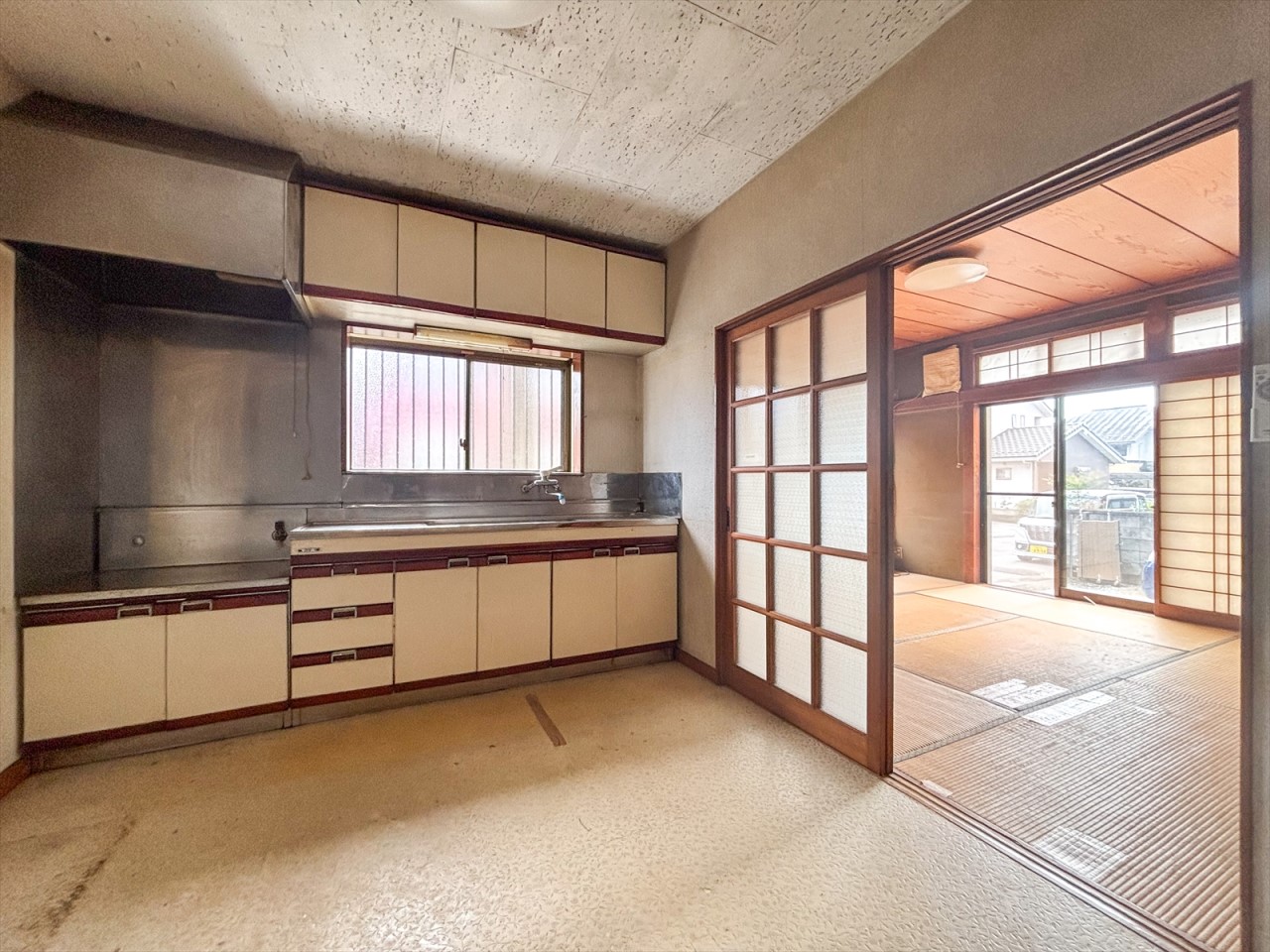 【キッチン】使いやすいキッチンにリフォーム予定です♪※リフォーム前の写真です。（2025年11月撮影）