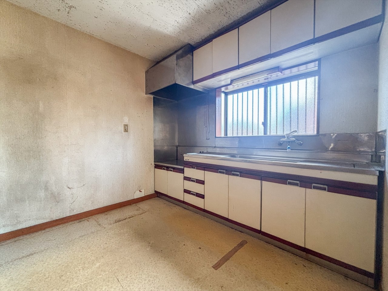 【キッチン】広々キッチン♪キッチンはリフォーム予定です♪（2025年11月撮影）※リフォーム前の写真です。