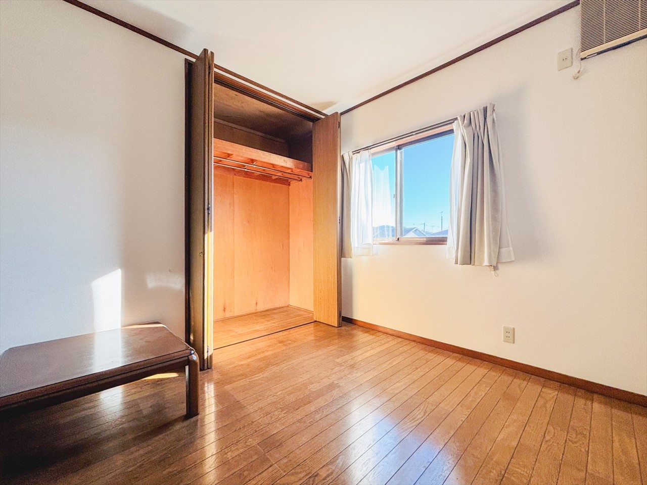 【2F南洋室7.5帖】たっぷりの収納付きなのでお部屋をいつでもスッキリ保てます♪（2026年1月撮影）