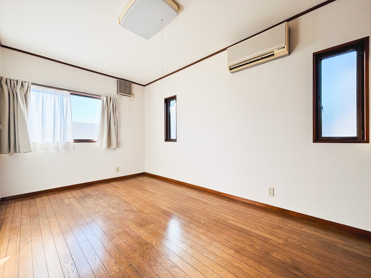 【2F南西洋室7.5帖】2面採光で陽当り良好！寝室にピッタリの広さです♪（2026年1月撮影）