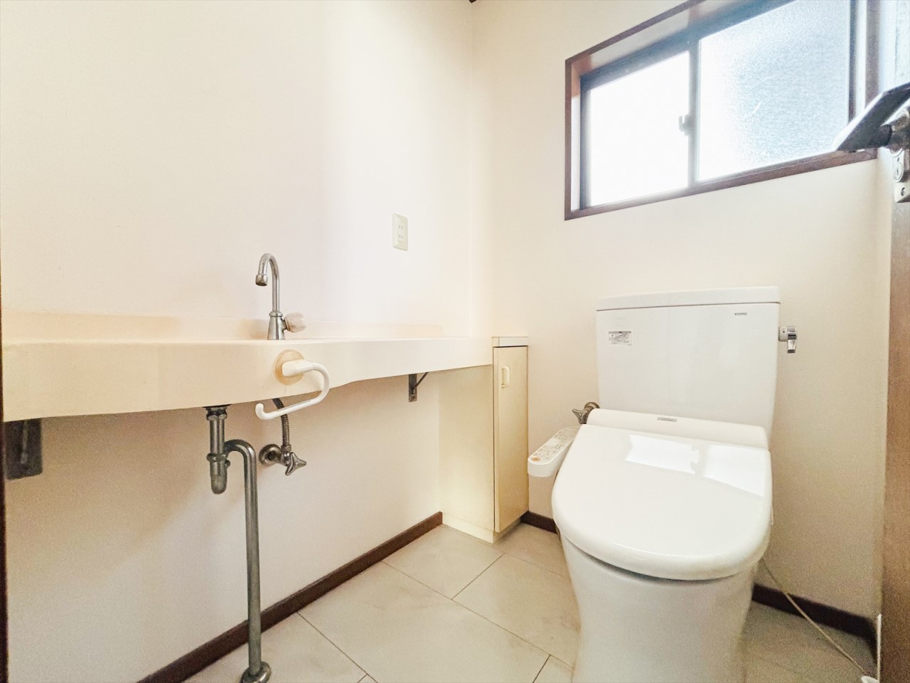 【1Fトイレ】トイレは1階と2階にございます♪両方とも窓があるのでお掃除の際の空気の入れ替えも楽ちんです♪（2026年1月撮影）