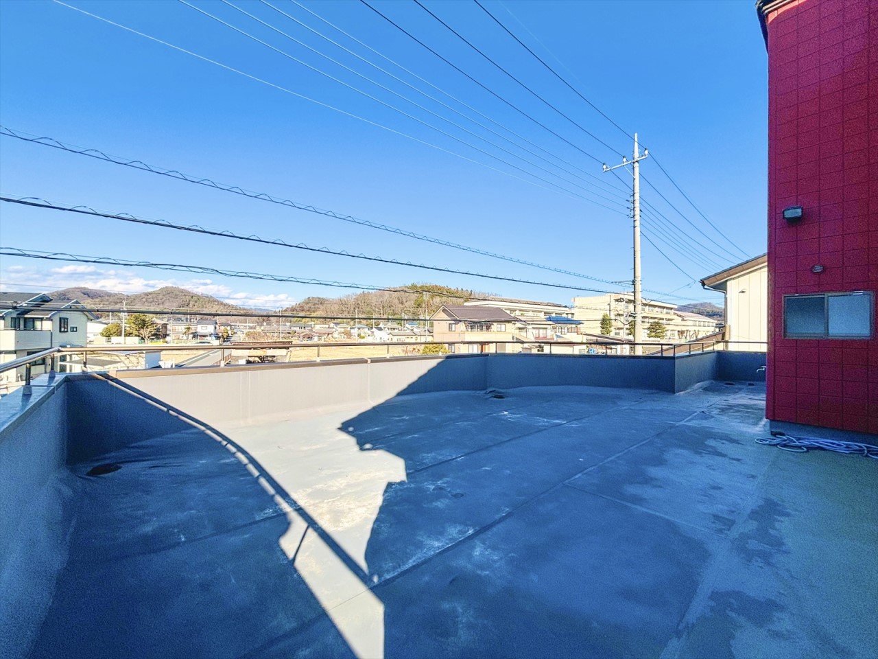 【バルコニー】広々ワイドスカイバルコニー！夏はプールやBBQが十分に楽しめるスペースがあります♪（2026年1月撮影）