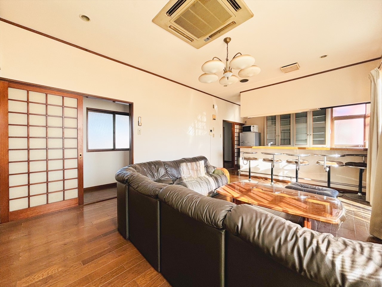 【リビング】ソファーやテーブルを置いても充分な広さを保てます♪（2026年1月撮影）