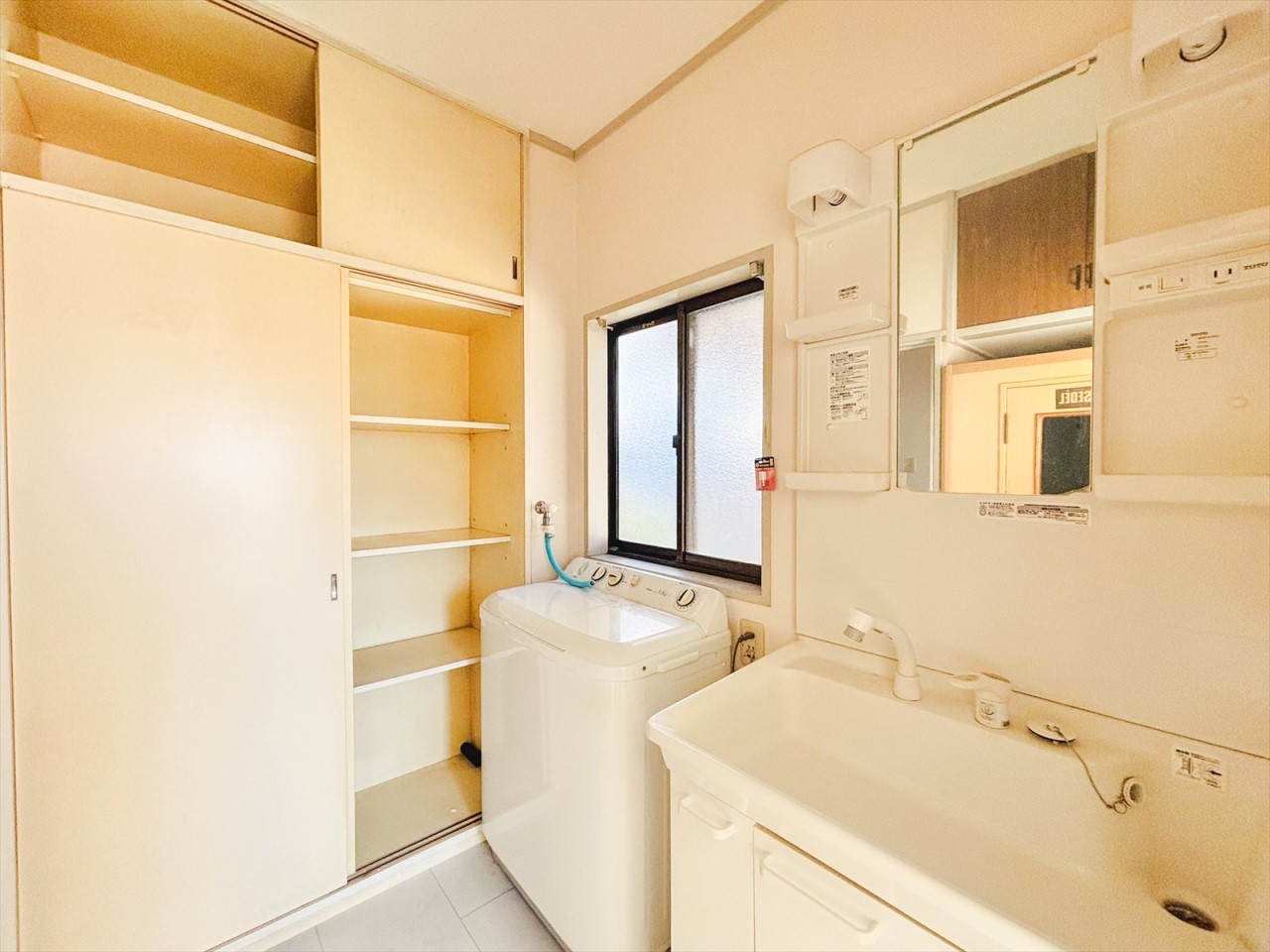 【サニタリースペース】洗面台の横には大容量の収納がございます♪（2026年1月撮影）