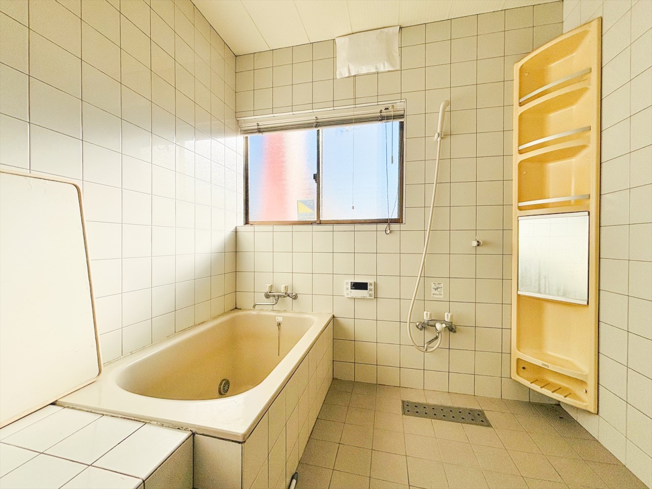 【浴室】窓のある浴室なので空気の入れ替えも楽ちんです♪(2026年1月撮影）