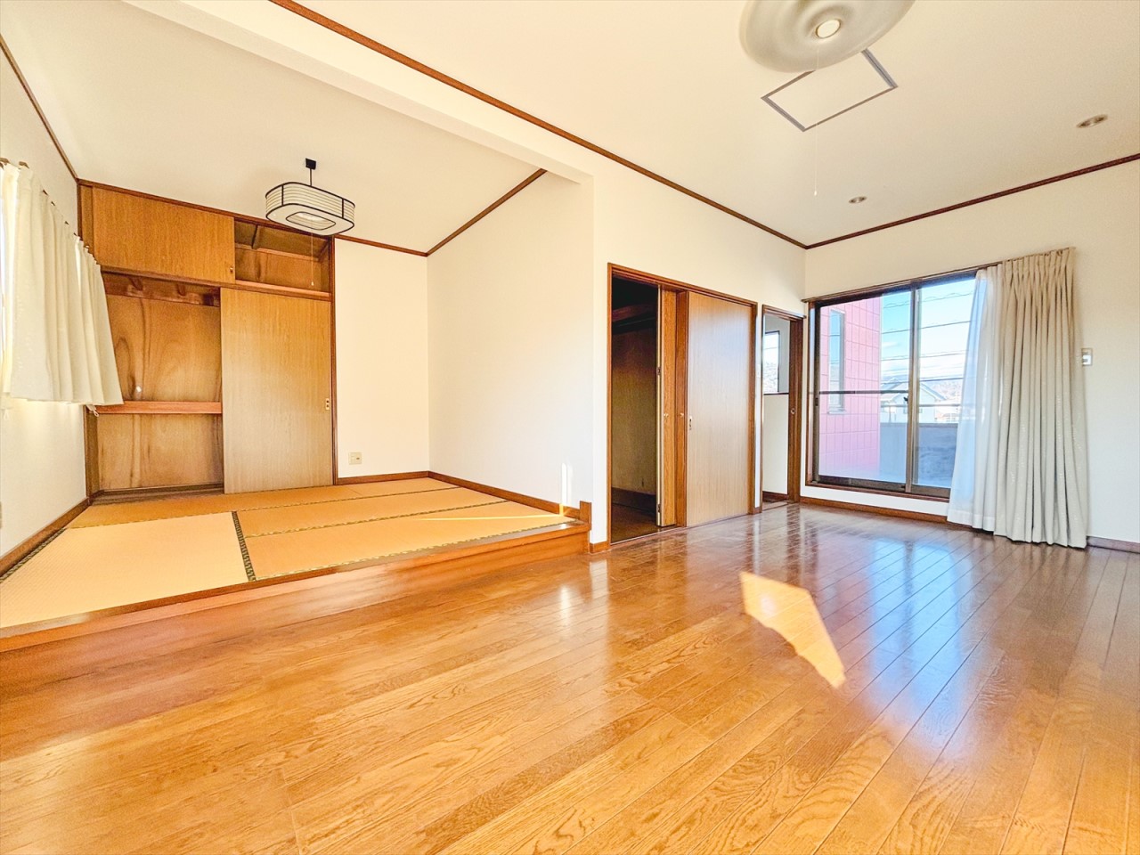 【2F南東洋室9帖+畳スペース4.5帖】各居室6帖以上の広さがあるので、家具を置いてもゆとりを保てます♪（2026年1月撮影）