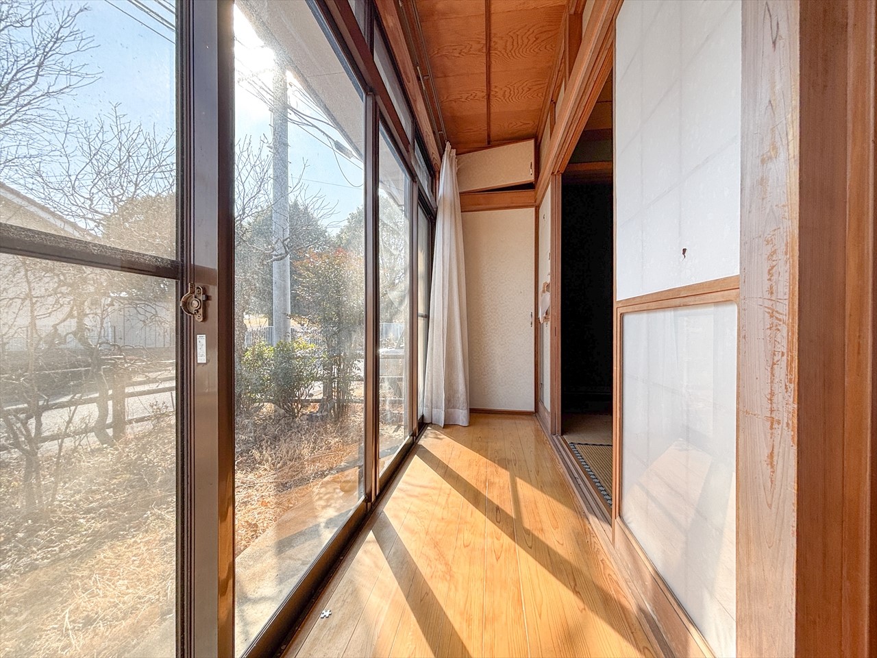 【１F縁側】天候に左右されずに外を楽しめる南側縁側を完備！（2026年2月撮影）