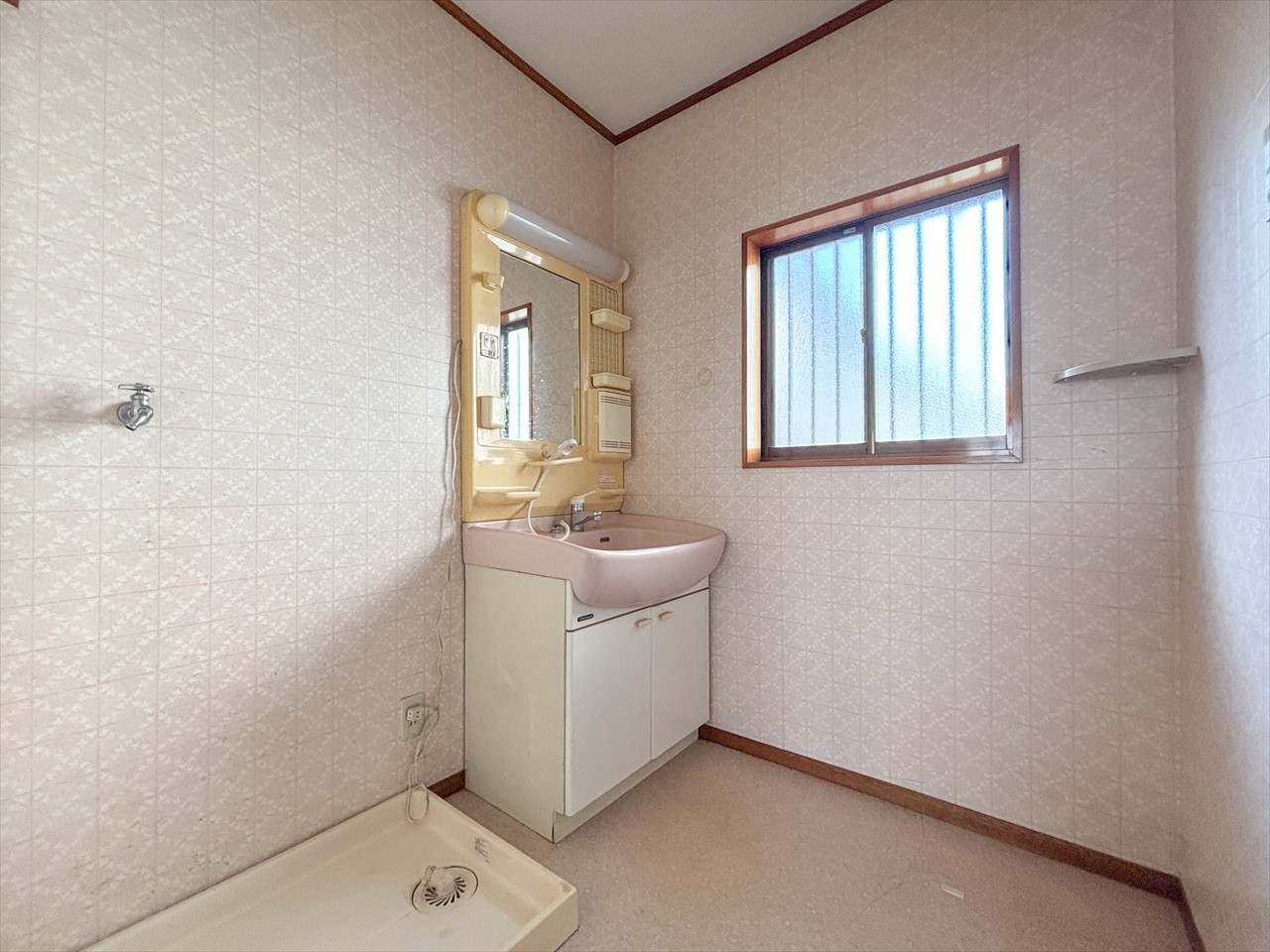 【脱衣所】自然の光が差し込む洗面化粧台付き。（2026年2月撮影）