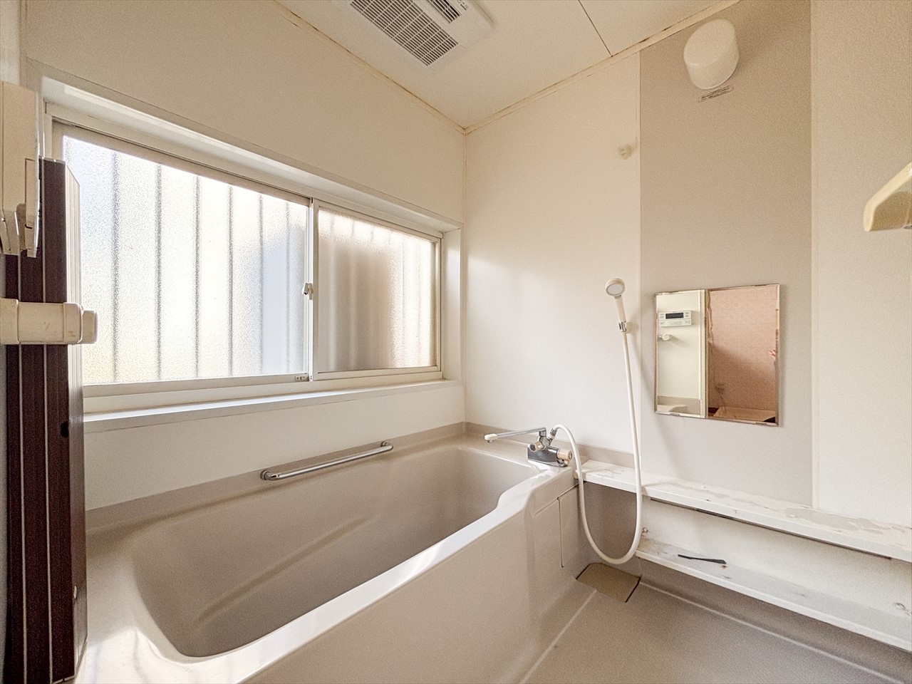 【浴室】窓のあるお風呂で換気も安心です♪（2026年2月撮影）