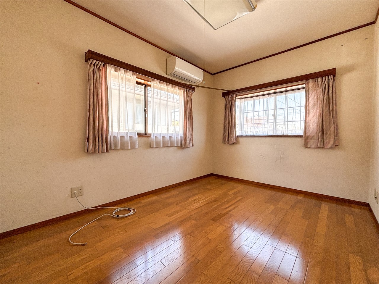 【6帖洋室】2つある窓で光を多く取り入れられる洋室。（2026年2月撮影）