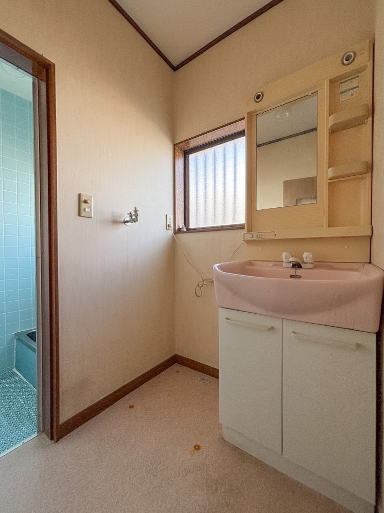 【洗面脱衣所】窓付き洗面所で湿気がこもらず、毎日清潔な空間を保ちます♪（2026年2月撮影）※リフォーム前写真