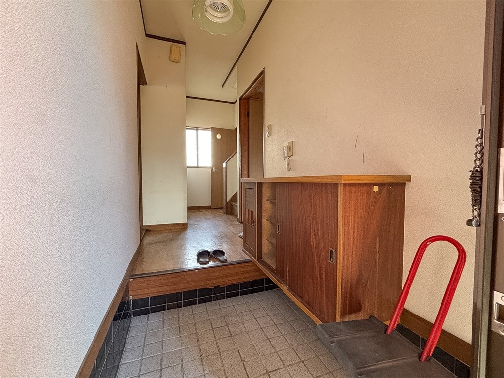 【玄関】玄関収納付きでたくさんの靴があってもスッキリ整います♪（2026年2月撮影）※リフォーム前写真