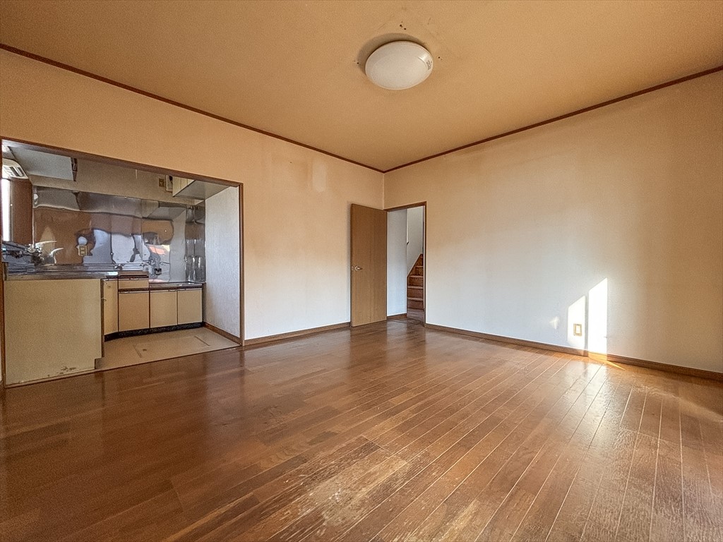 【リビング】11帖の広々間取りは家具配置も自在！家族が自然と集まるリビングに♪（2026年2月撮影）※リフォーム前写真