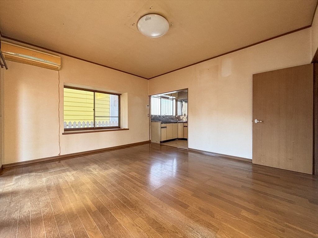 【リビング】南西の窓でお部屋を明るく、暖かな雰囲気にしてくれます♪（2026年2月撮影）※リフォーム前写真