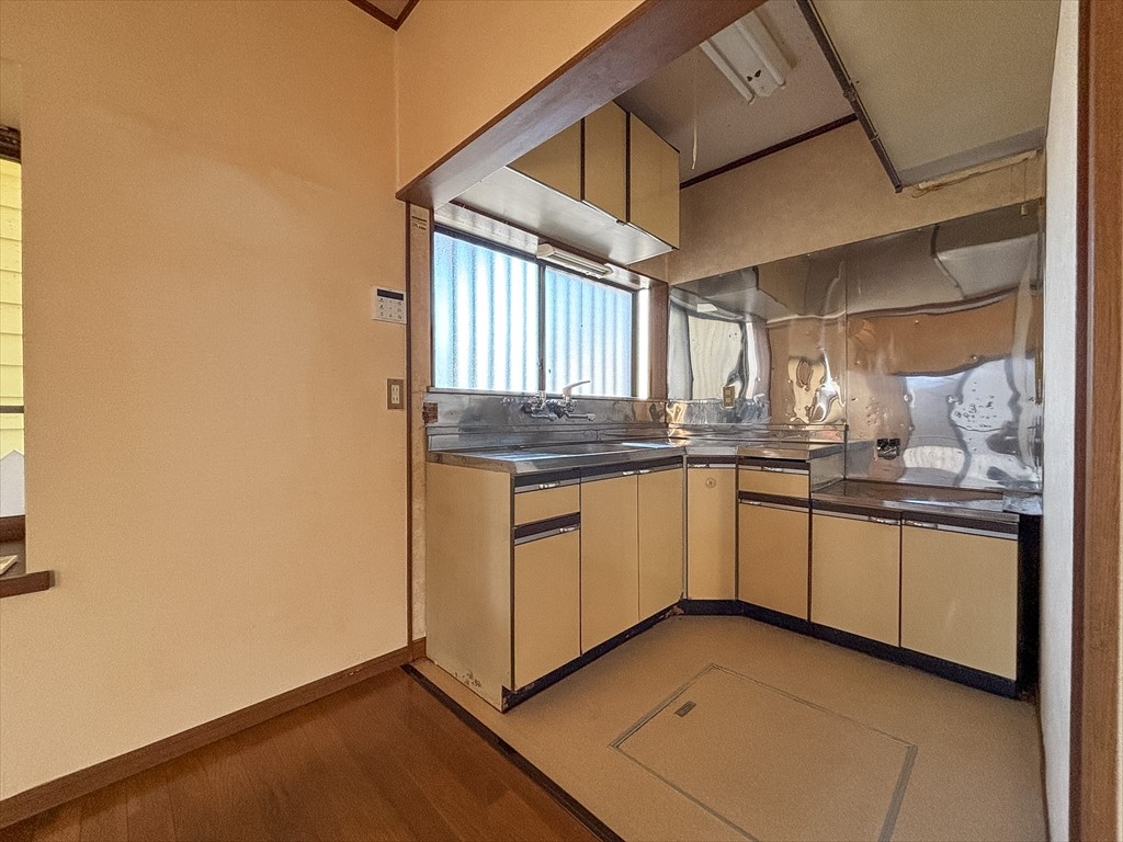 【キッチン】目の前に窓があるので換気もすぐにできます♪（2026年2月撮影）※リフォーム前写真