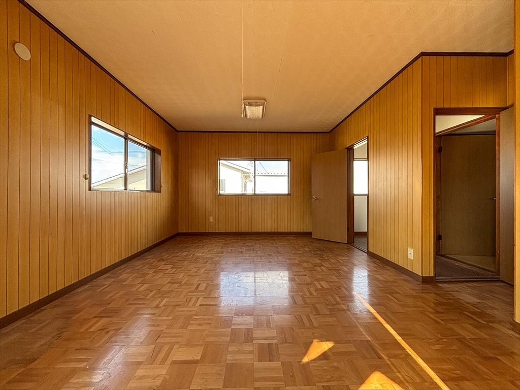 【洋室】2か所に扉があるので1つのお部屋を2つのお部屋としての利用も♪（2026年2月撮影）※リフォーム前写真