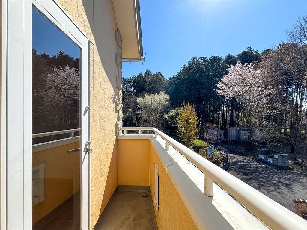 【バルコニー】南向きのバルコニーで日当たり良好です♪（2026年4撮影）※リフォーム前写真