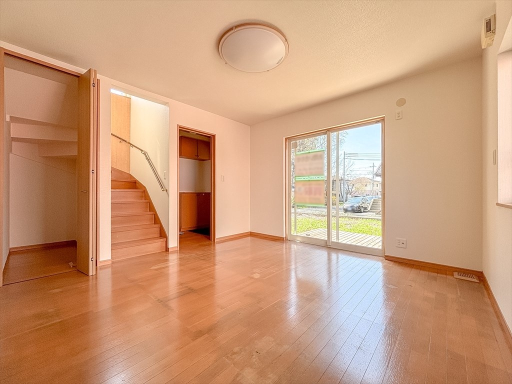 【リビング】ソファーやテーブルを置いても充分な広さを保てます♪（2026年4月撮影）※リフォーム前写真