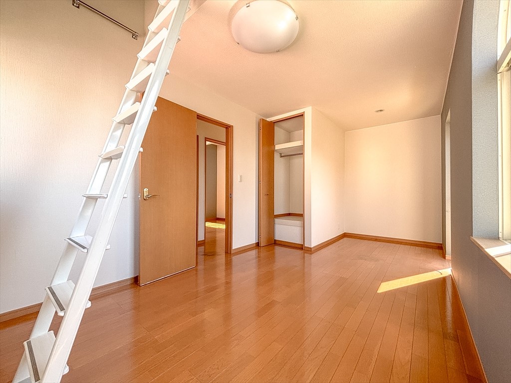 【2F8帖洋室】広さがあるので家具を置いてもゆったりと過ごせます♪（2026年4月撮影）※リフォーム前写真