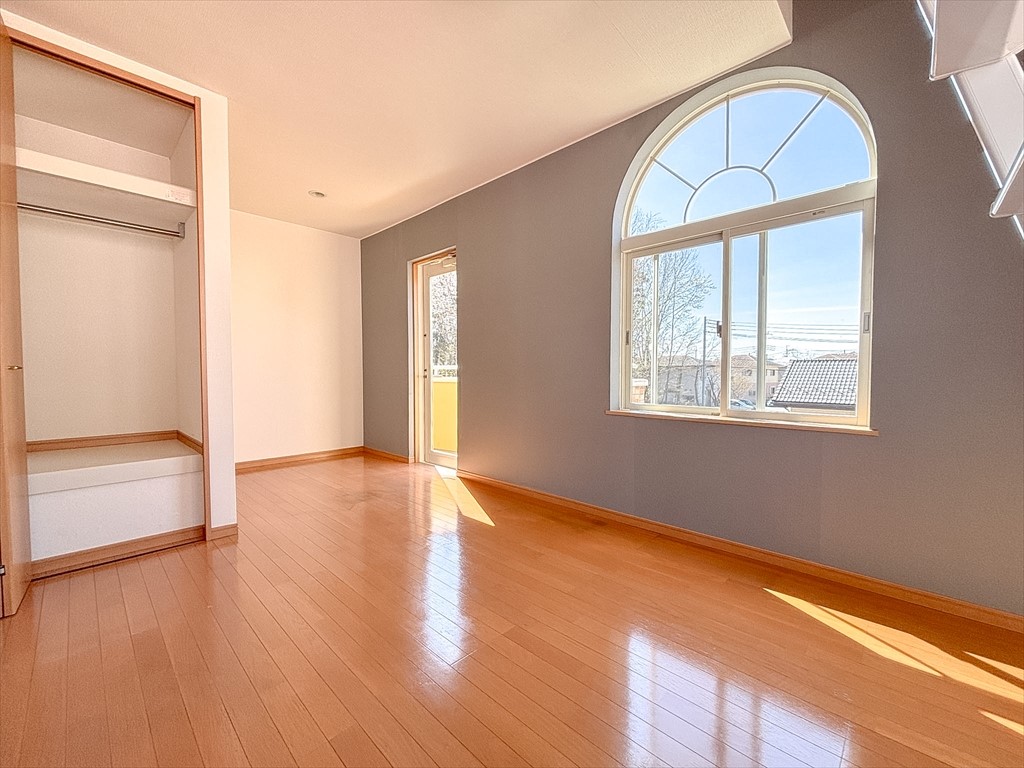 【2F8帖洋室】丸みのある窓がかわいい洋室です♪（2026年4月撮影）※リフォーム前写真