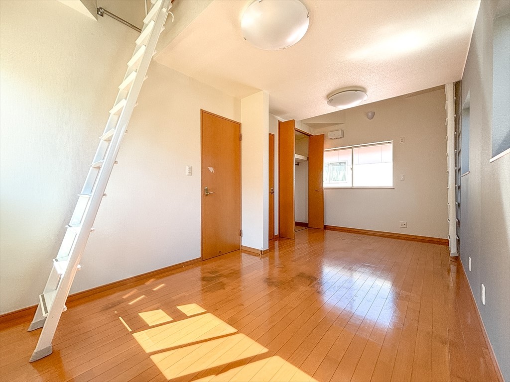 【2F9帖洋室】洋室からロフトに行けます！（2026年4月撮影）※リフォーム前写真