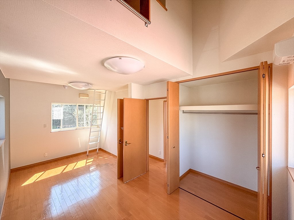 【2F9帖洋室】たっぷりの収納付きなのでお部屋をいつでもスッキリ保てます♪(2026年4月撮影)※リフォーム前写真
