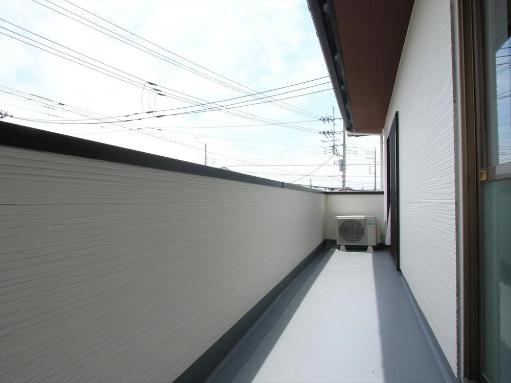 【バルコニー】南面のバルコニーで陽当たり良好です♪二部屋から出入りできるのでお洗濯物やお布団を干す際も楽ちんです♪（2025年2月撮影）