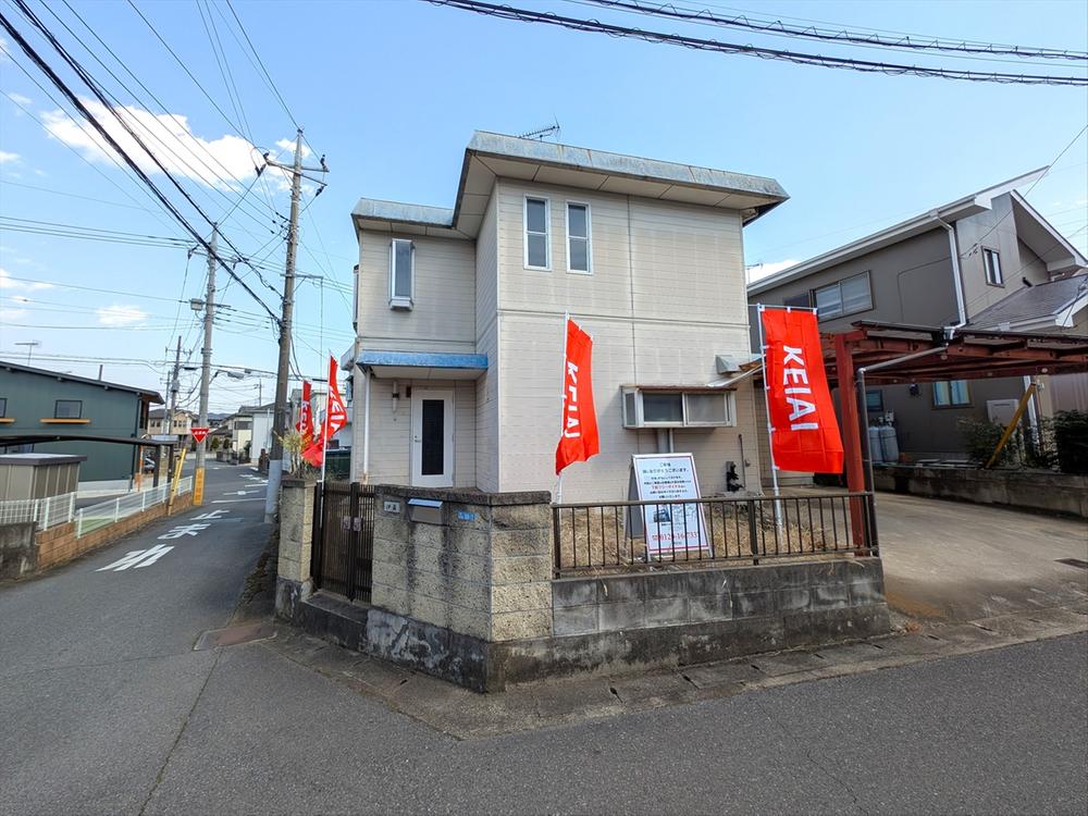 【外観】開放感のある角地です♪玄関から駐車場までが塀で囲われているので、お子様の道路への飛び出しなどの心配も軽減されます♪（2025年3月撮影）