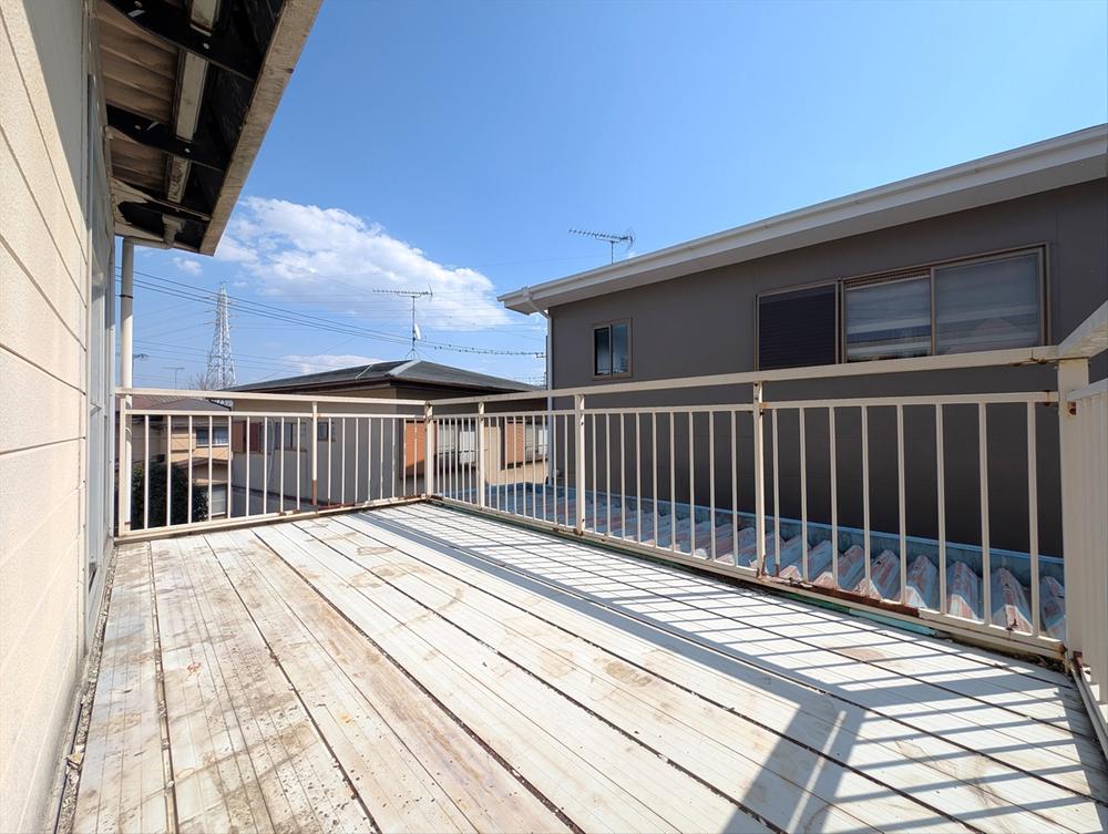 【バルコニー】南面の広々としたバルコニーです♪二階の二部屋から出入りできるので、一度にたくさんのお洗濯物やお布団を干す際も楽ちんです♪（2025年3月撮影）