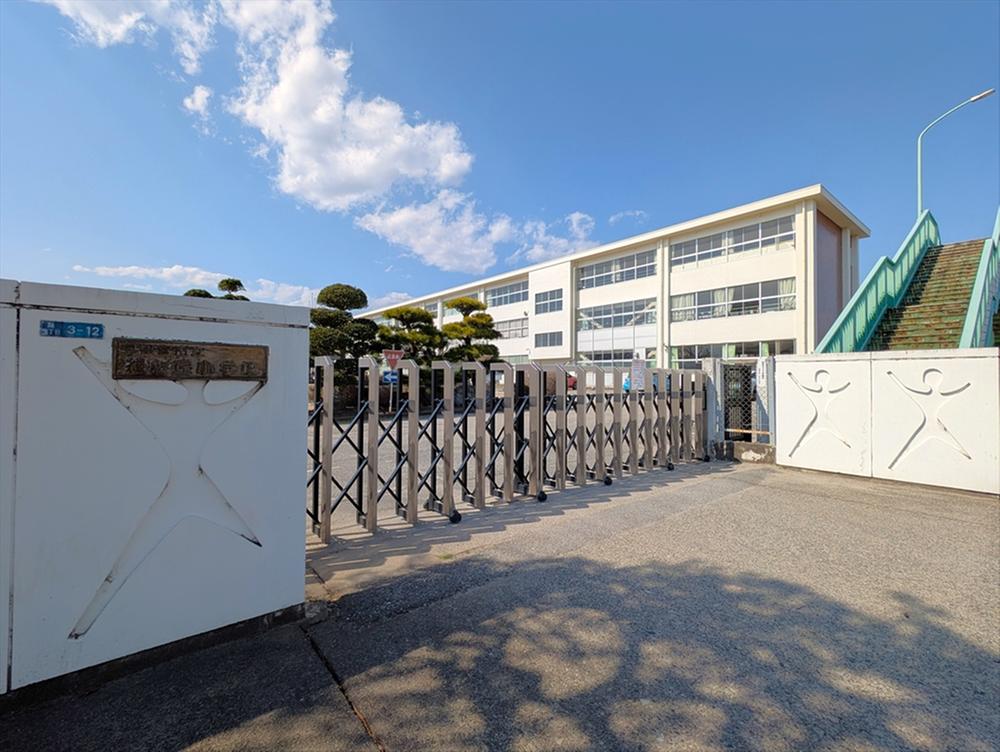 緑が丘小学校(600m)-「自分をつくり自立する子」「友達をつくり力を合わせる子」「豊かな心をつくる子」「丈夫な体をつくる子」「確かな考えをつくる子」を教育目標とする小学校です♪