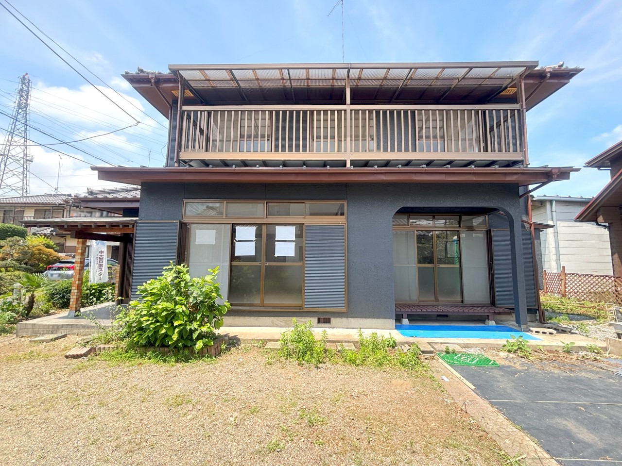 【リフォーム後外観】南面に広いお庭があるので、建物の陽当たりが守られます♪お庭でガーデニングなども楽しめますね♪（2025年7月撮影）
