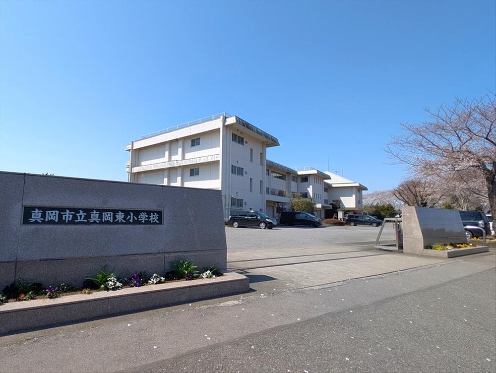 真岡東小学校(1300m)-「心豊かでたくましく　夢かがやいて生きる　東っ子の育成」を教育目標とする小学校です♪