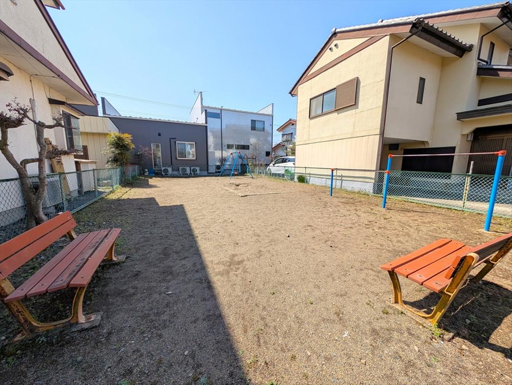 東郷ミニ公園(40m)-気軽に行ける距離にある公園なのでお子様だけで遊びに行く際も安心です♪