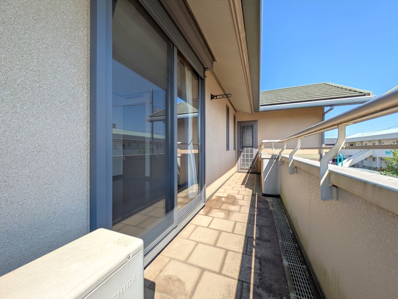 南西向きの陽当たり良好なバルコニーです♪二部屋から出入りできるのでお洗濯物やお布団を干す際も楽ちんです♪（2025年6月撮影）