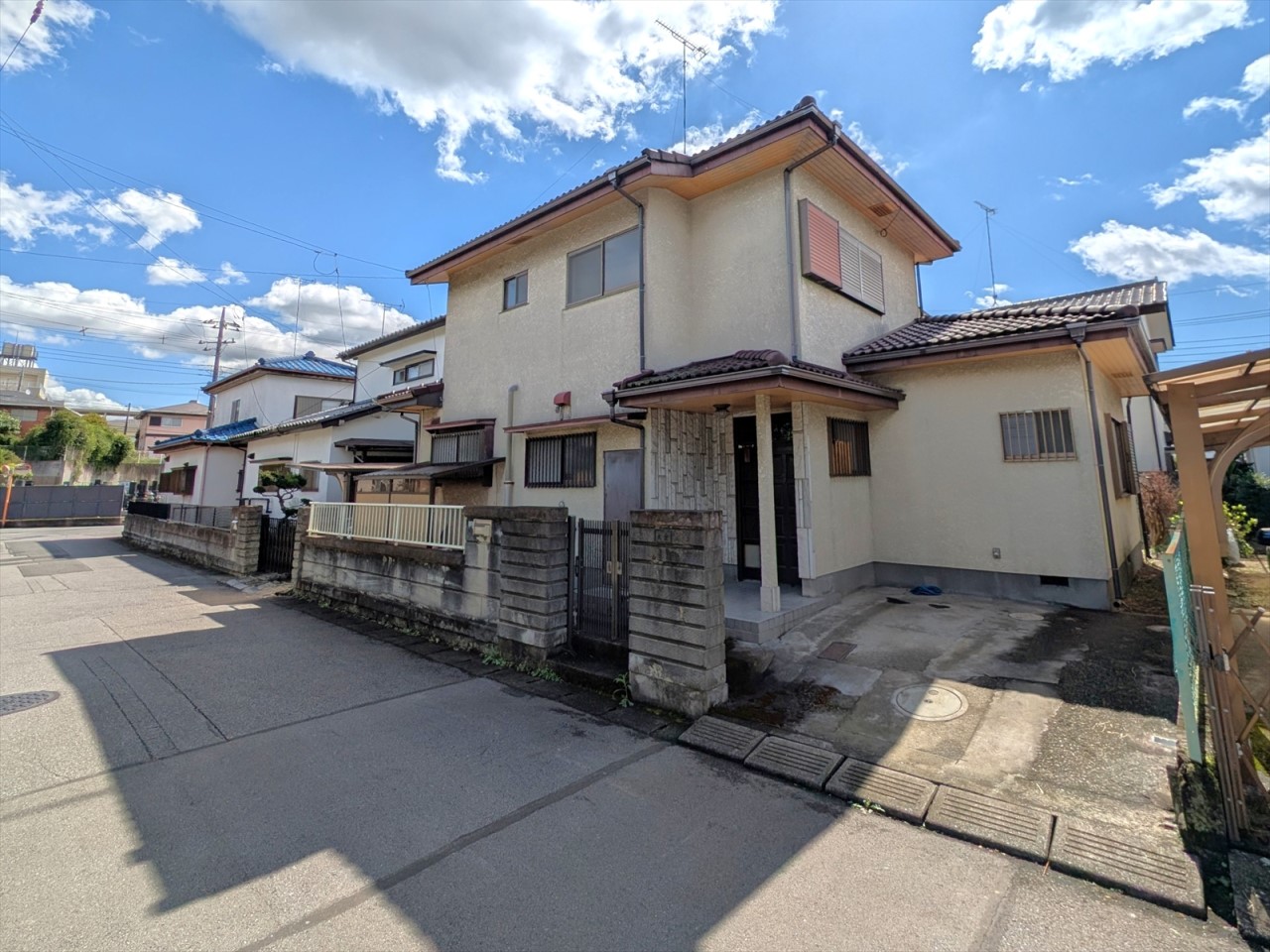 南向きで日当たり良好♪お庭は前面道路から見えにくく、プライベート空間を確保できます♪（※リフォーム前の写真です）