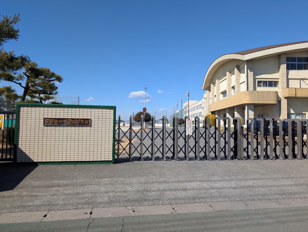 雀宮中学校(190m)-「心豊かで、思いやりのある生徒の育成（情操）・ 主体的に学び、考え深い生徒の育成（創造）・ からだを鍛え、たくましい生徒の育成（健康）」を教育目標としている中学校です♪