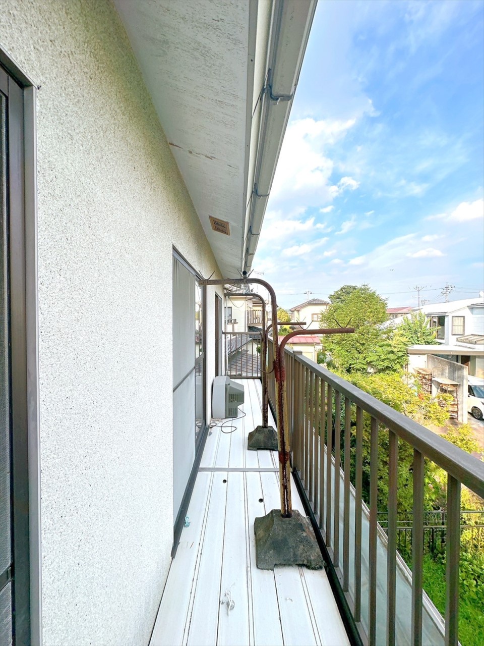 南東向きの広々としたバルコニーです♪陽当たりが良いのでお洗濯ものを一度にたくさん干す際も楽ちんです♪(2025年8月撮影)※リフォーム前写真
